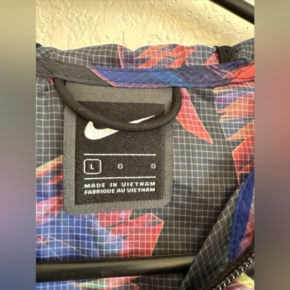 Nike Lightweight Windbreaker Jacket Size L Black Purple Logo Print - Picture 2 of 10